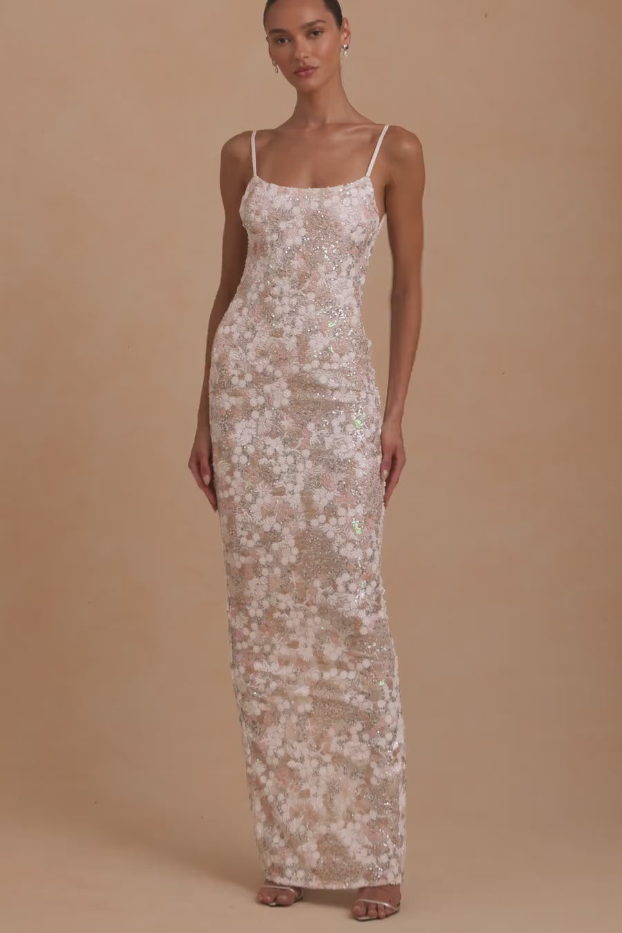 Robe Longue Dos Nu Ivoire à Encolure Bateau Ornée – Élégante Tenue de Soirée