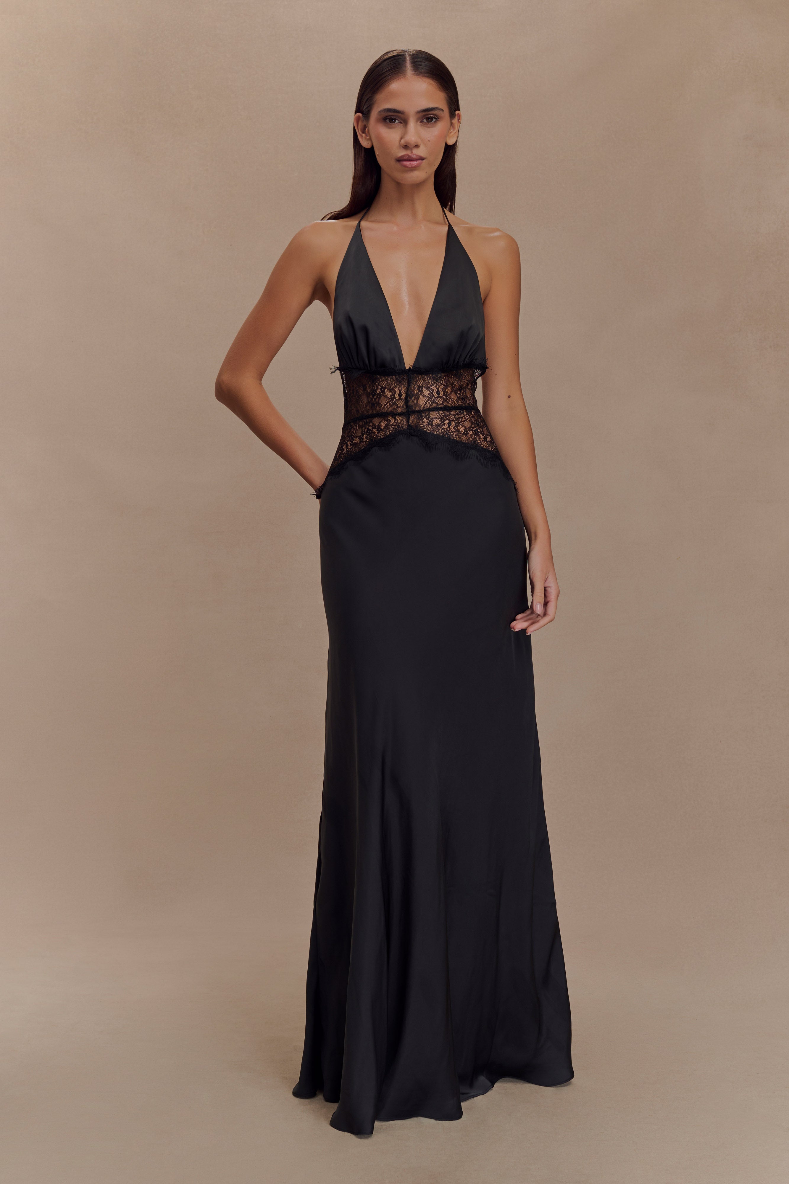Robe Maxi Dinah Noir – Dentelle et Satin Élégants