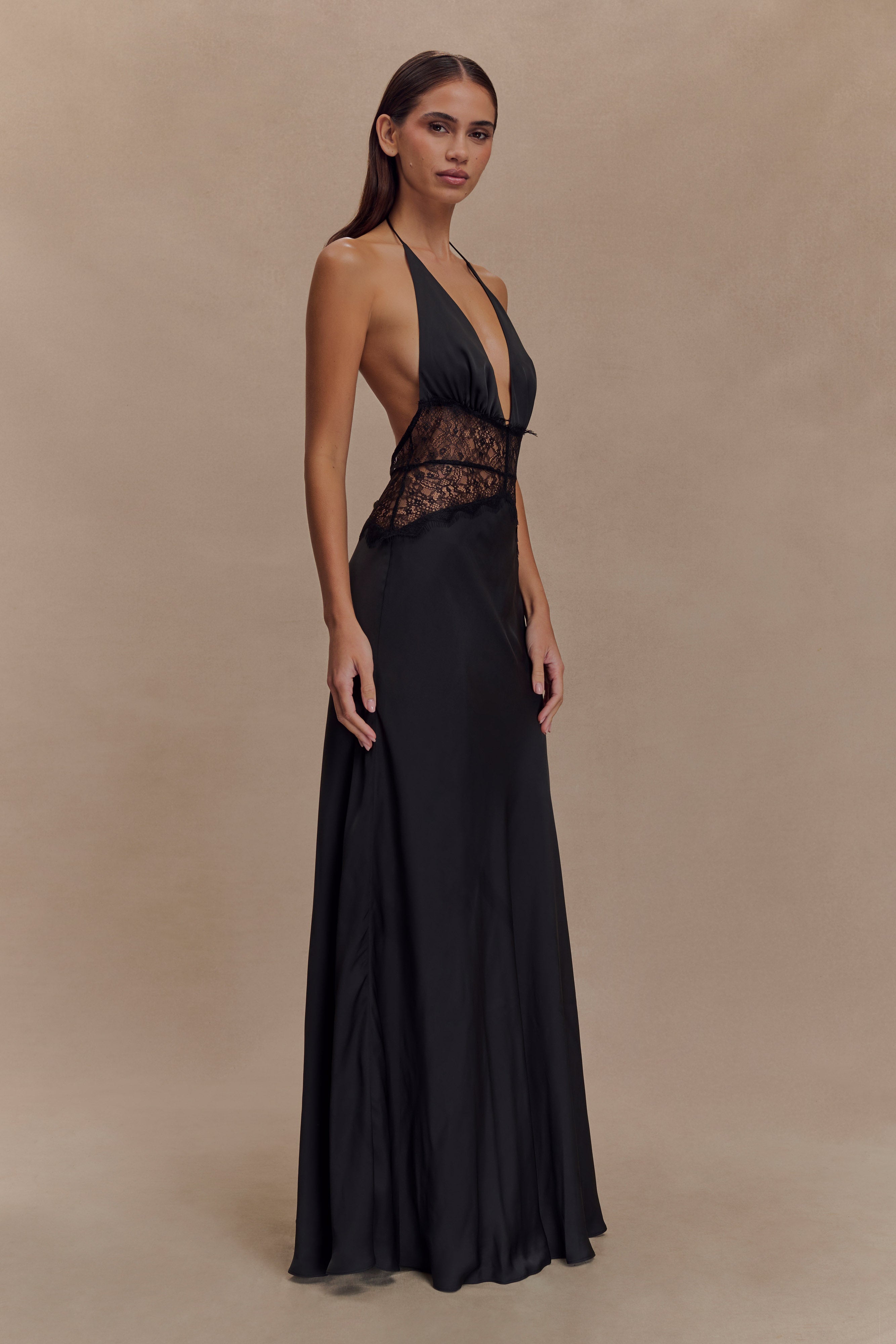 Robe Maxi Dinah Noir – Dentelle et Satin Élégants