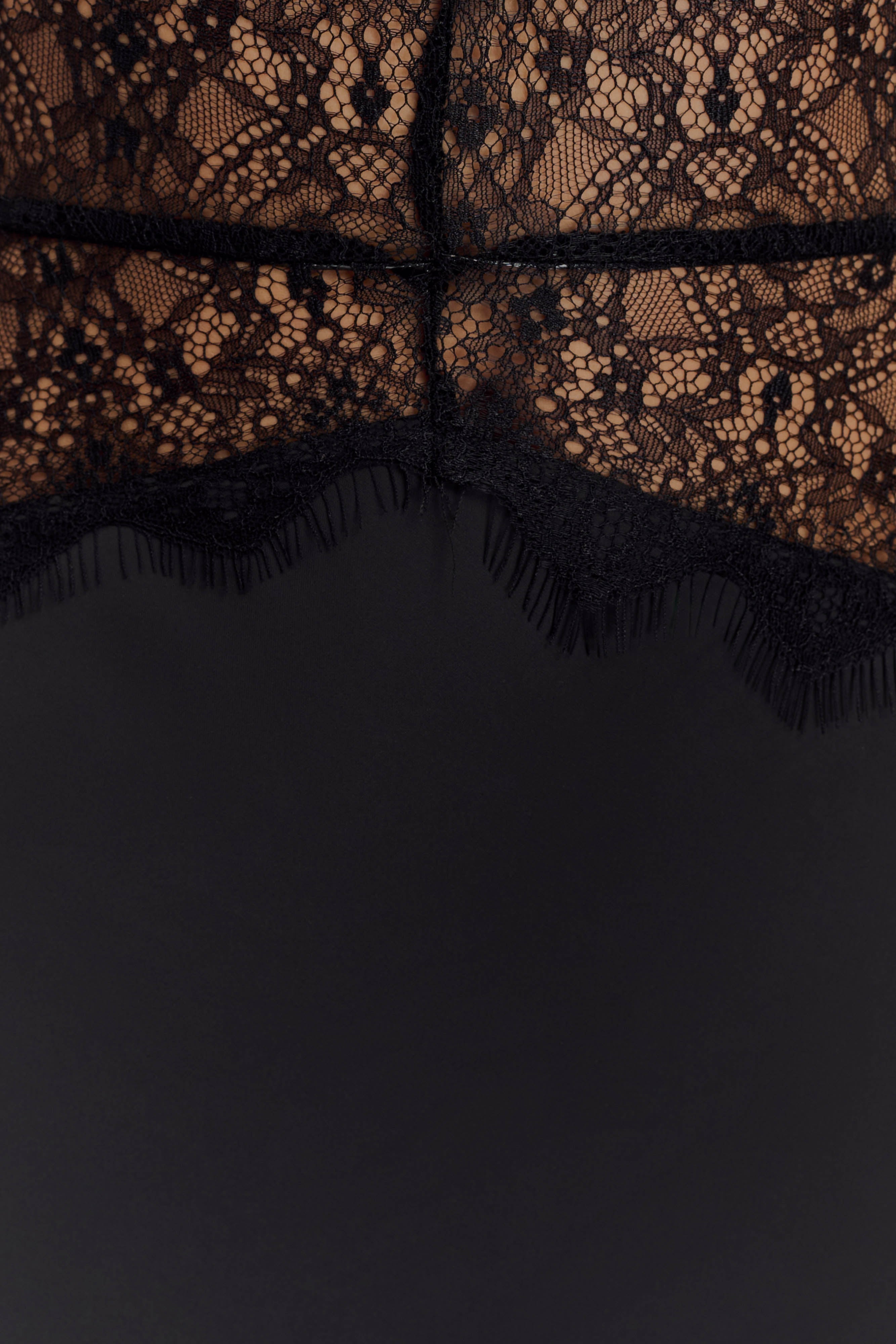 Robe Maxi Dinah Noir – Dentelle et Satin Élégants