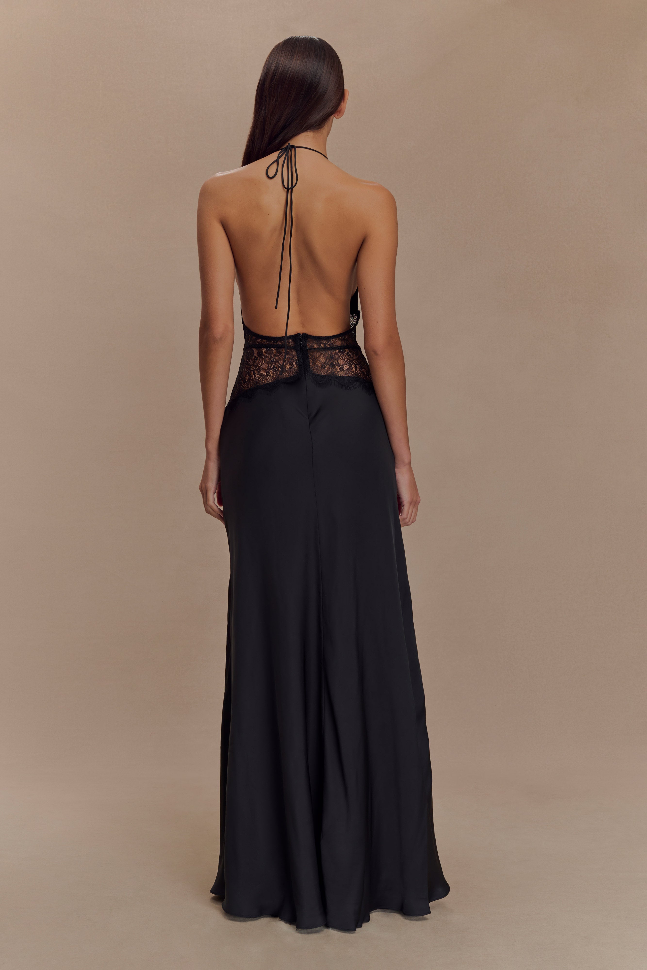 Robe Maxi Dinah Noir – Dentelle et Satin Élégants