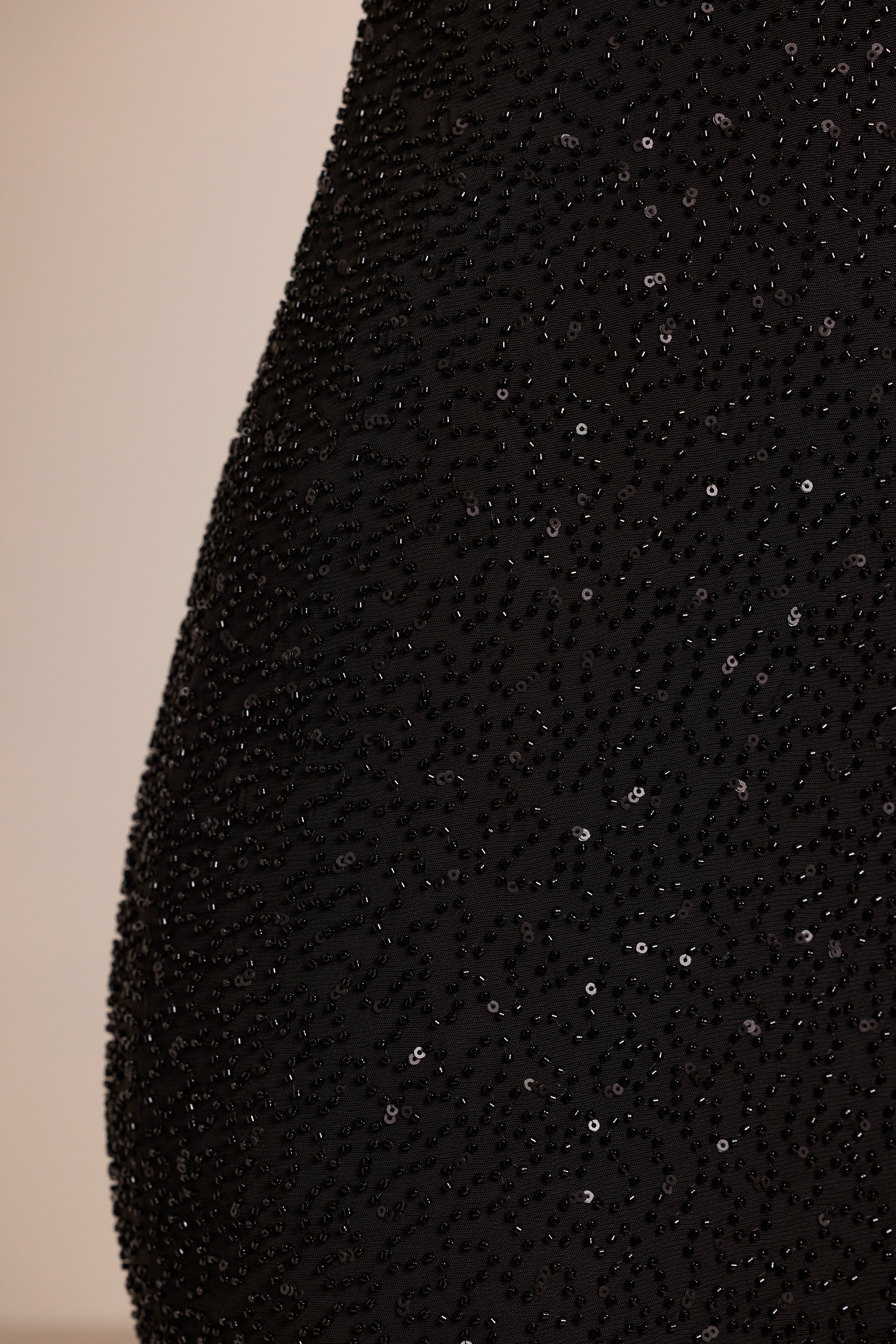 Robe mini Cassis – Élégance et brillance en noir