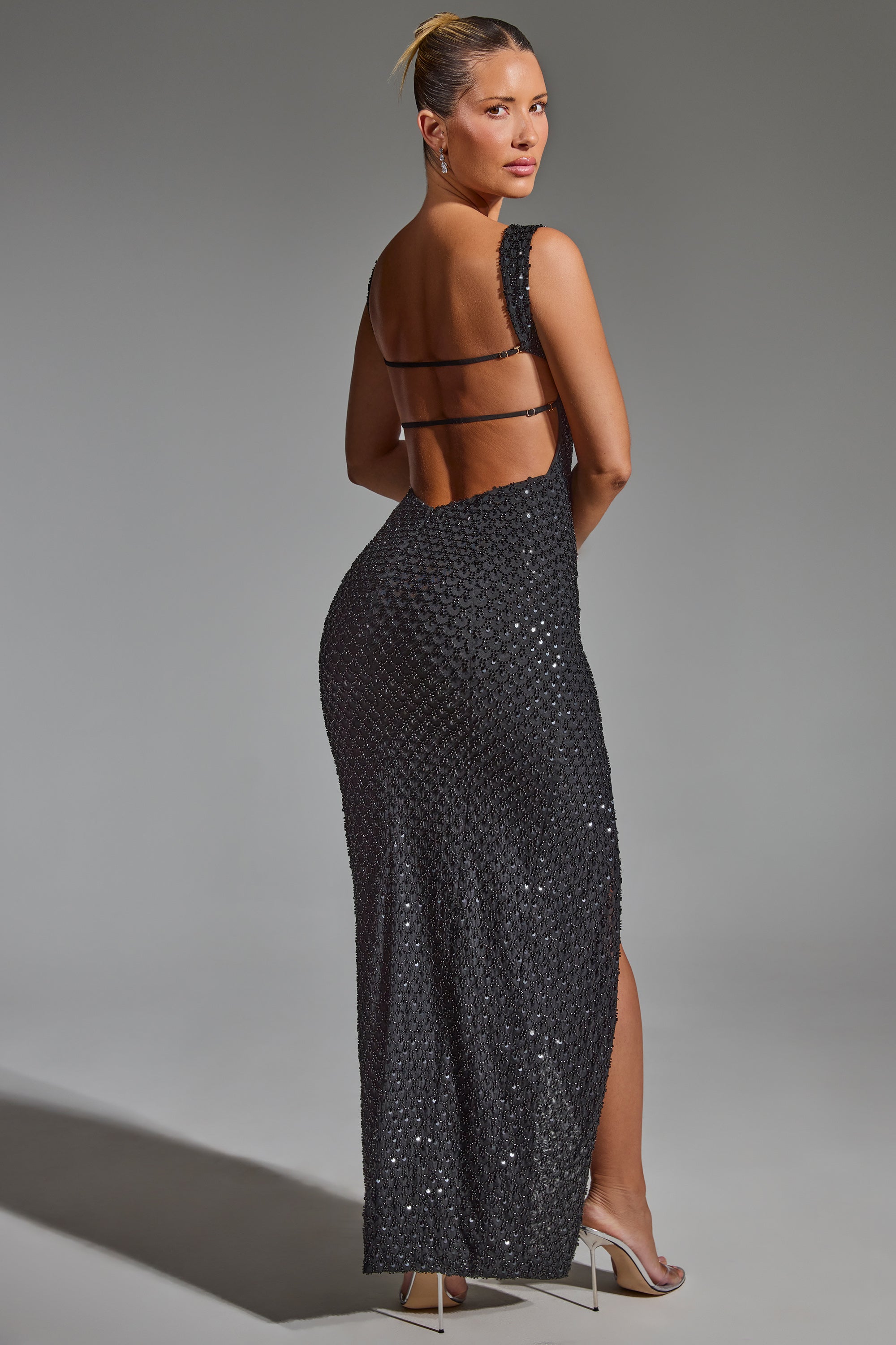 Robe longue Cordelia – Élégance et brillance en noir