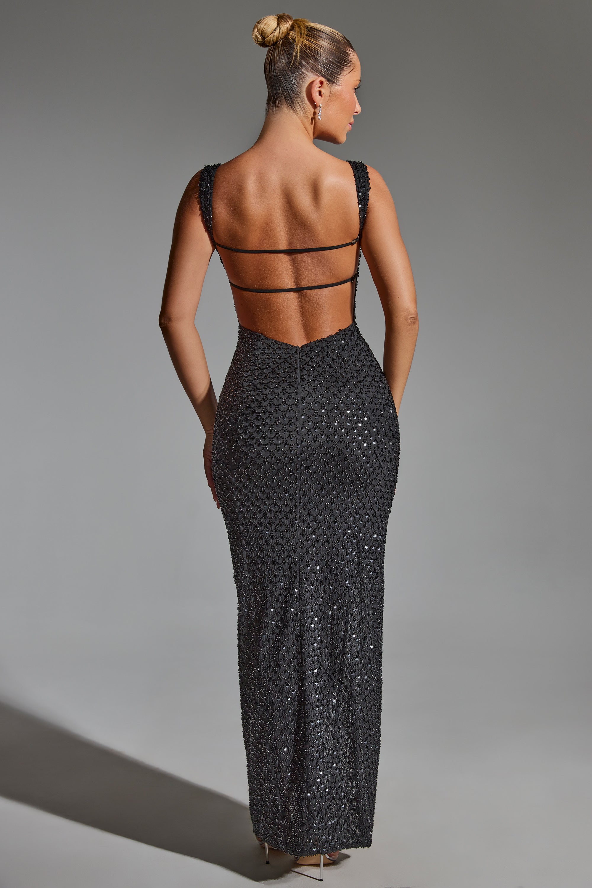 Robe longue Cordelia – Élégance et brillance en noir