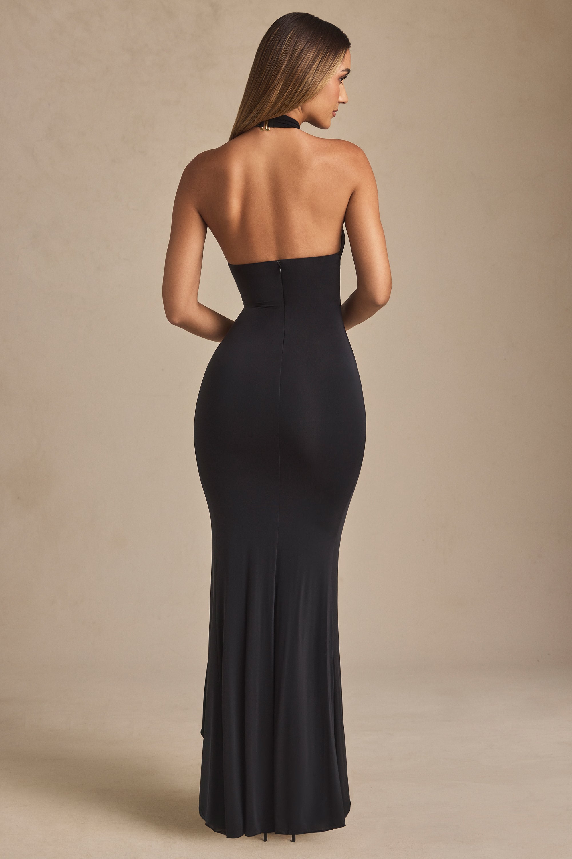 Robe Maxi Apolline Noir – Élégance et Détail Plongeant