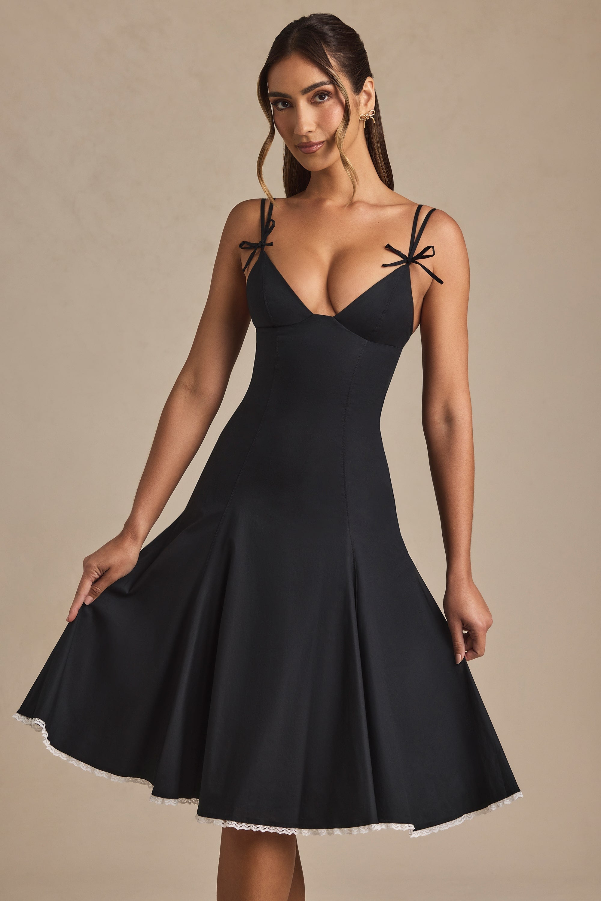 Robe Midi Mallory Noir – Détails Romantiques et Élégants