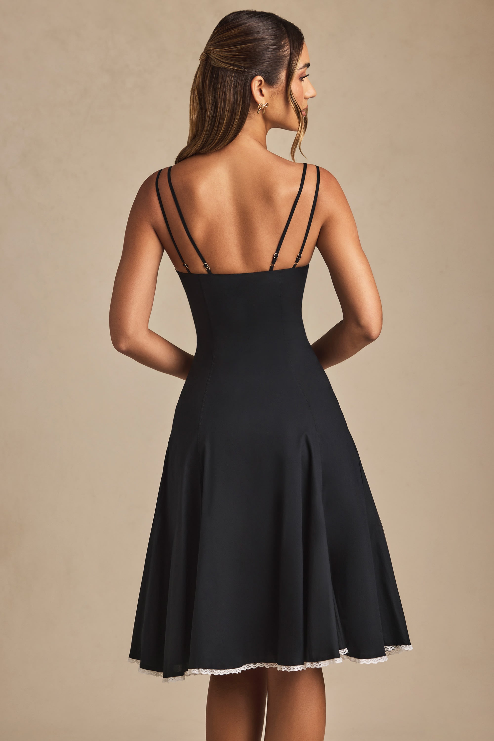 Robe Midi Mallory Noir – Détails Romantiques et Élégants