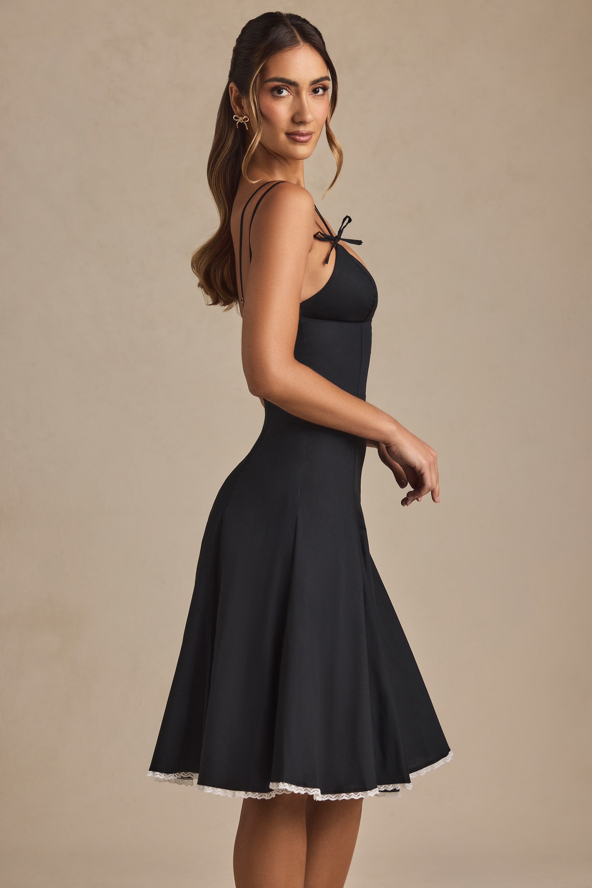 Robe Midi Mallory Noir – Détails Romantiques et Élégants