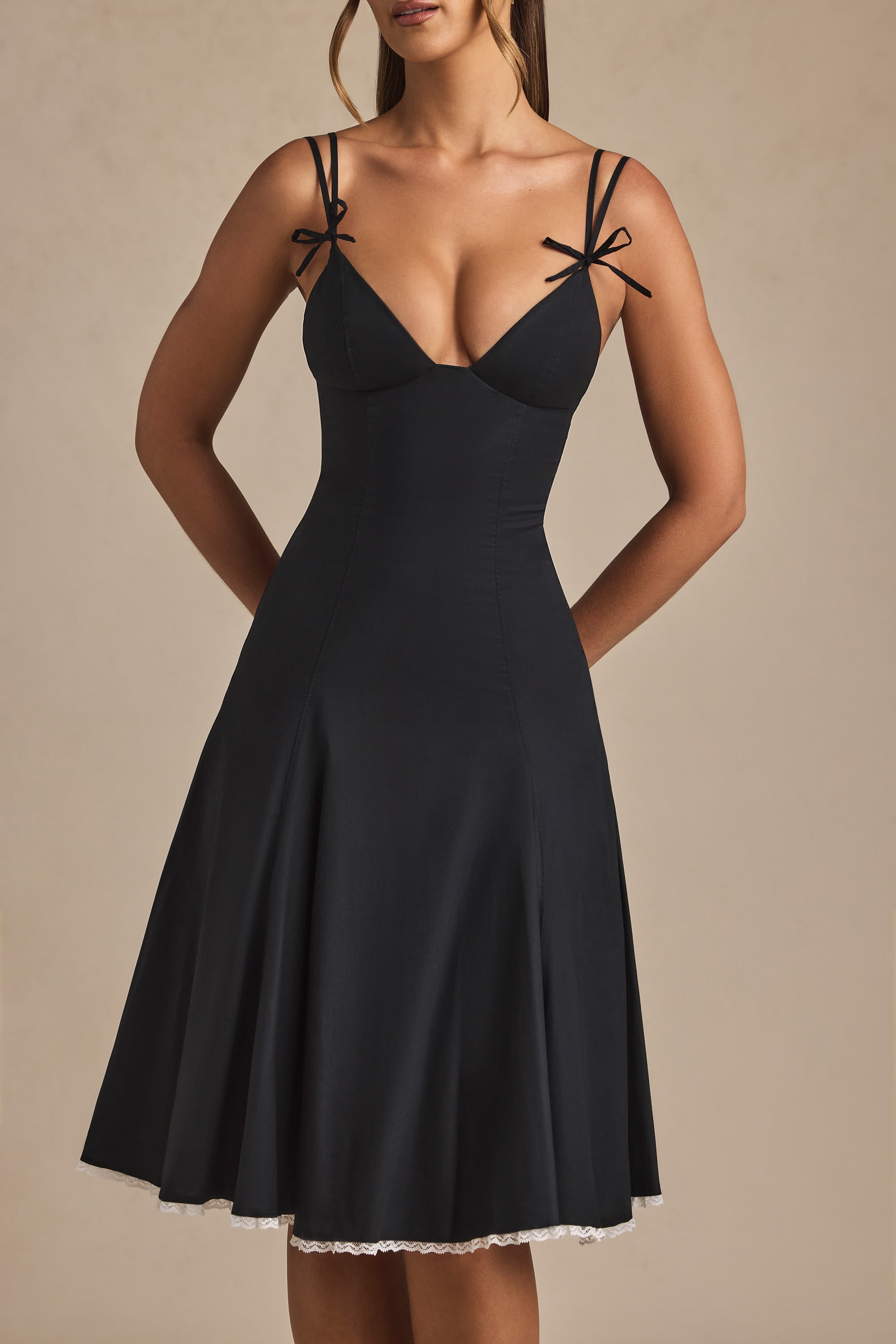 Robe Midi Mallory Noir – Détails Romantiques et Élégants