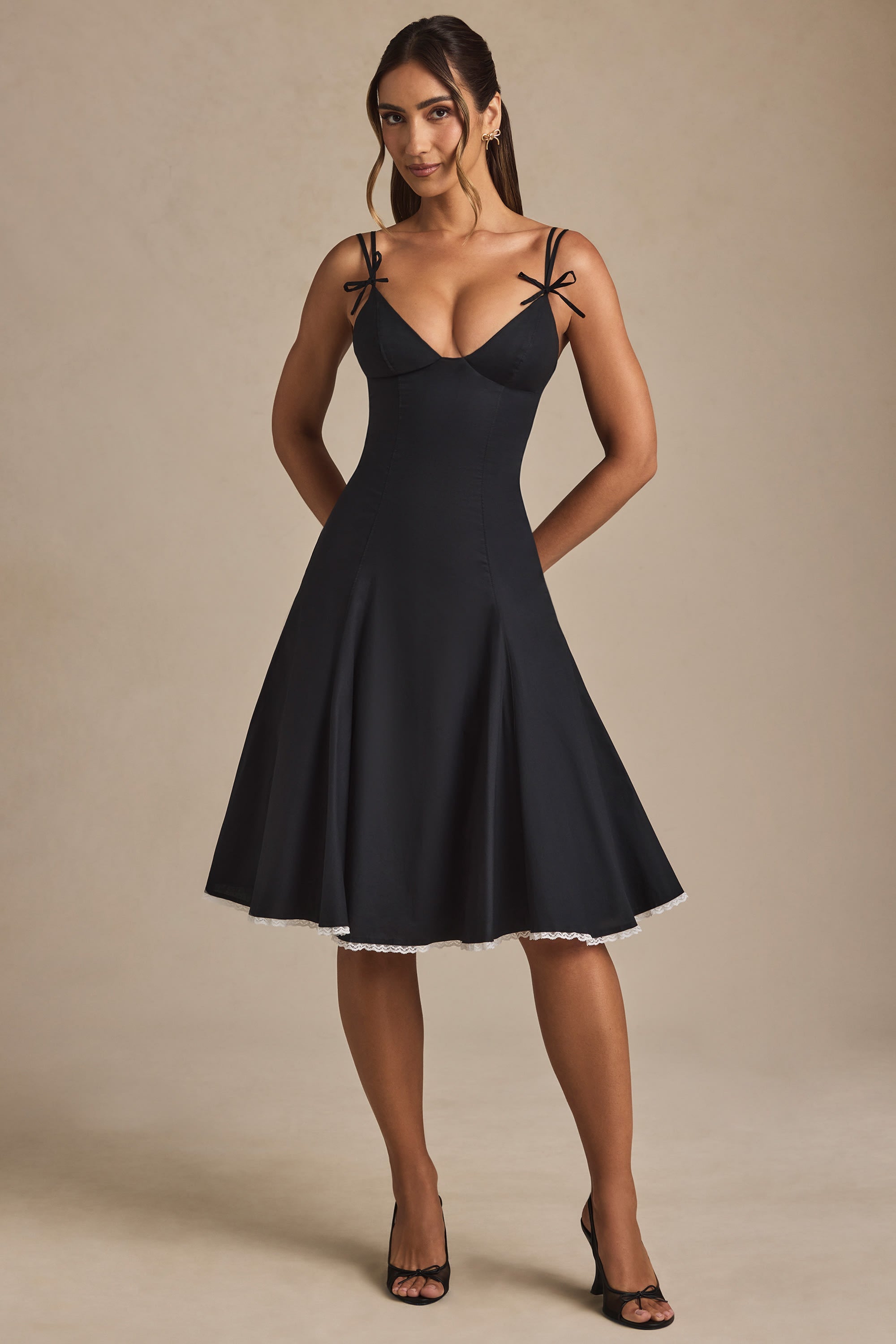 Robe Midi Mallory Noir – Détails Romantiques et Élégants