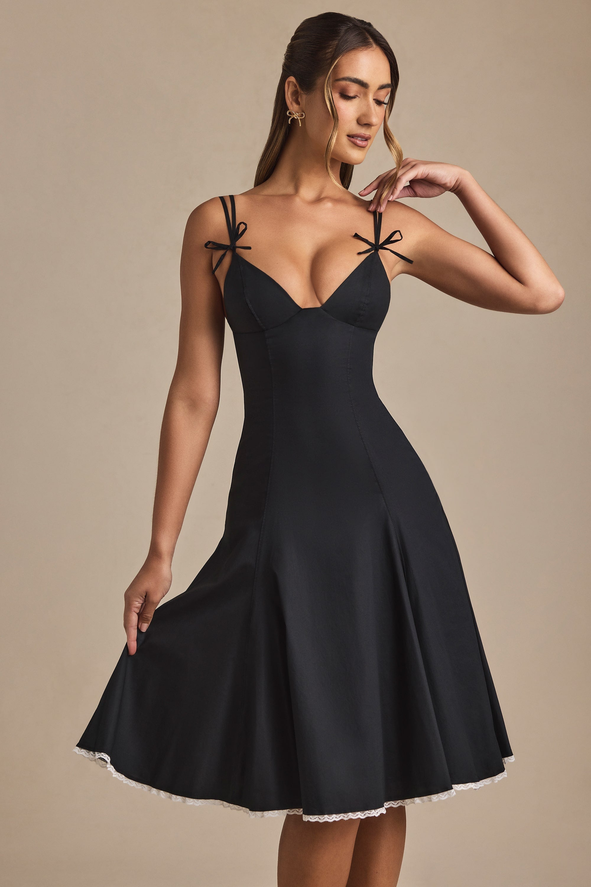 Robe Midi Mallory Noir – Détails Romantiques et Élégants