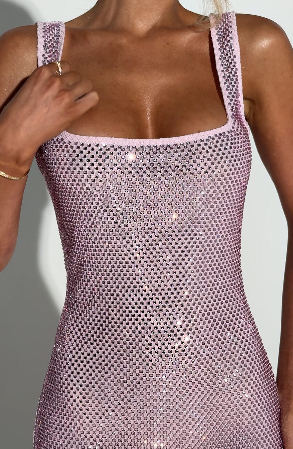 Robe Petra – Rose : Glamour lumineux et silhouette sculptée