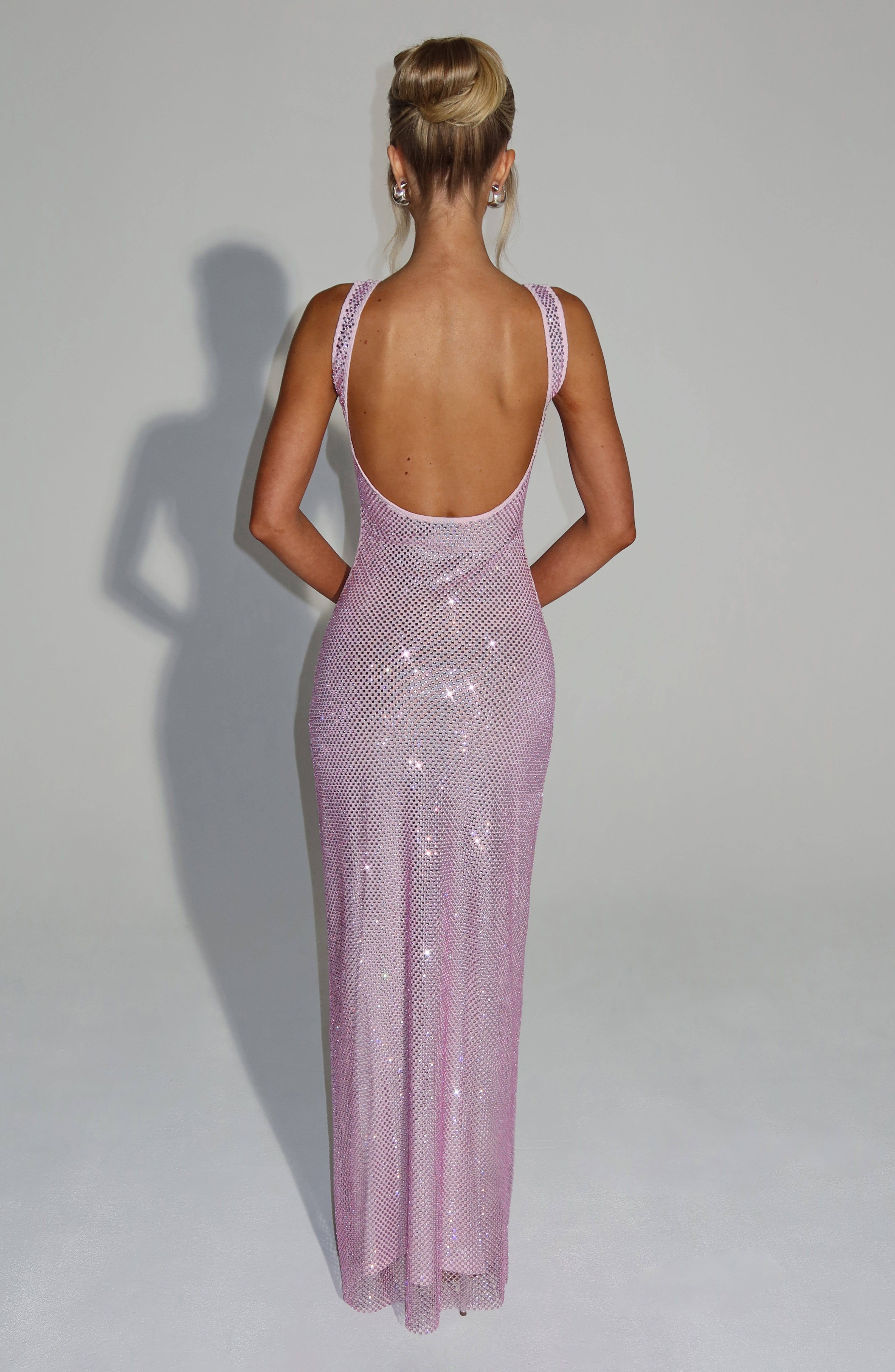 Robe Petra – Rose : Glamour lumineux et silhouette sculptée