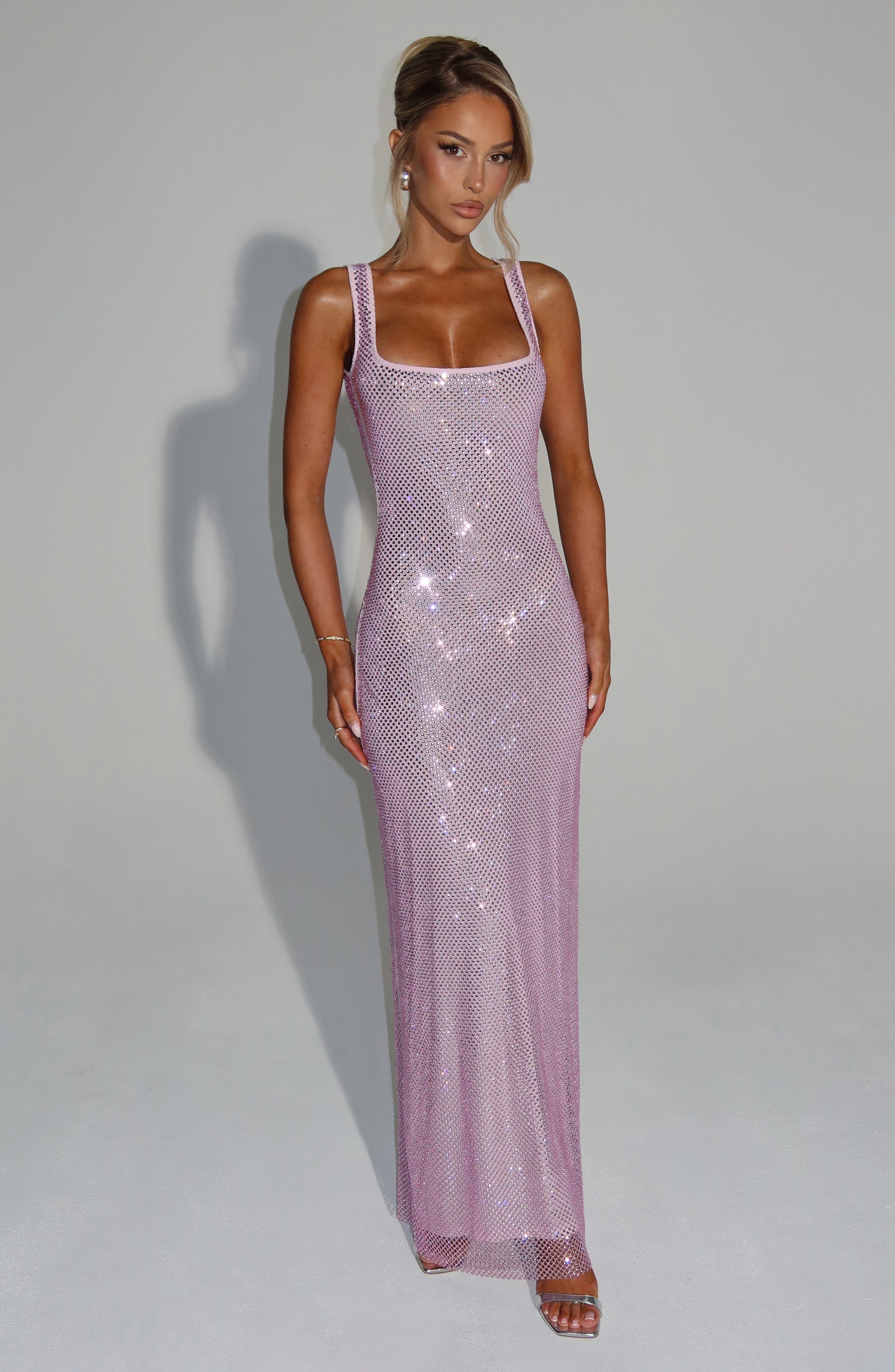 Robe Petra – Rose : Glamour lumineux et silhouette sculptée