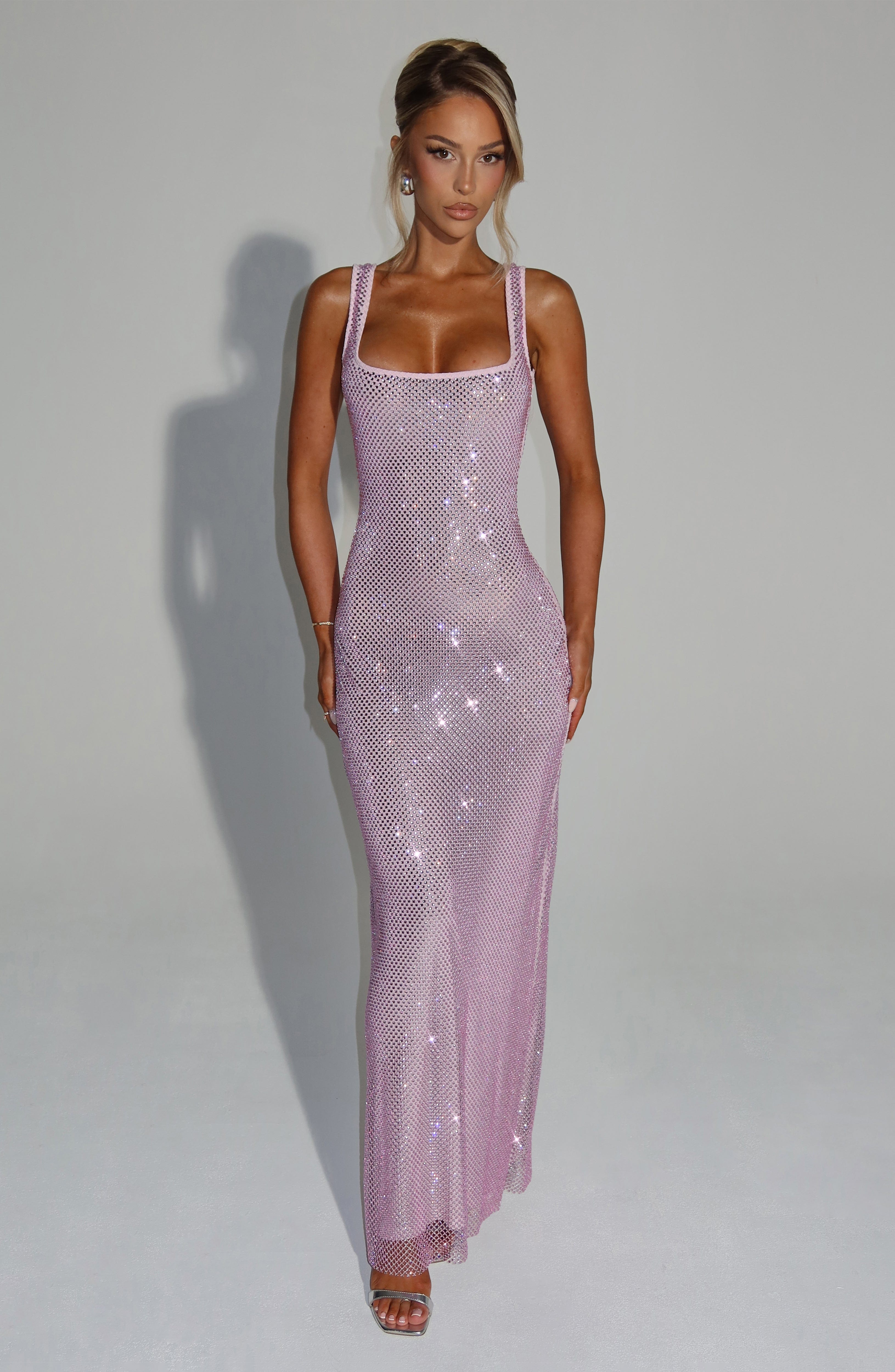 Robe Petra – Rose : Glamour lumineux et silhouette sculptée