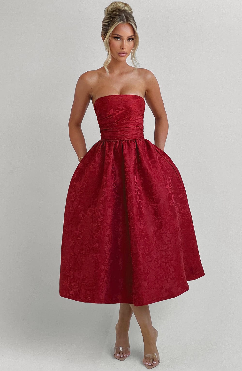Robe Saoirse Rouge – Élégance Classique