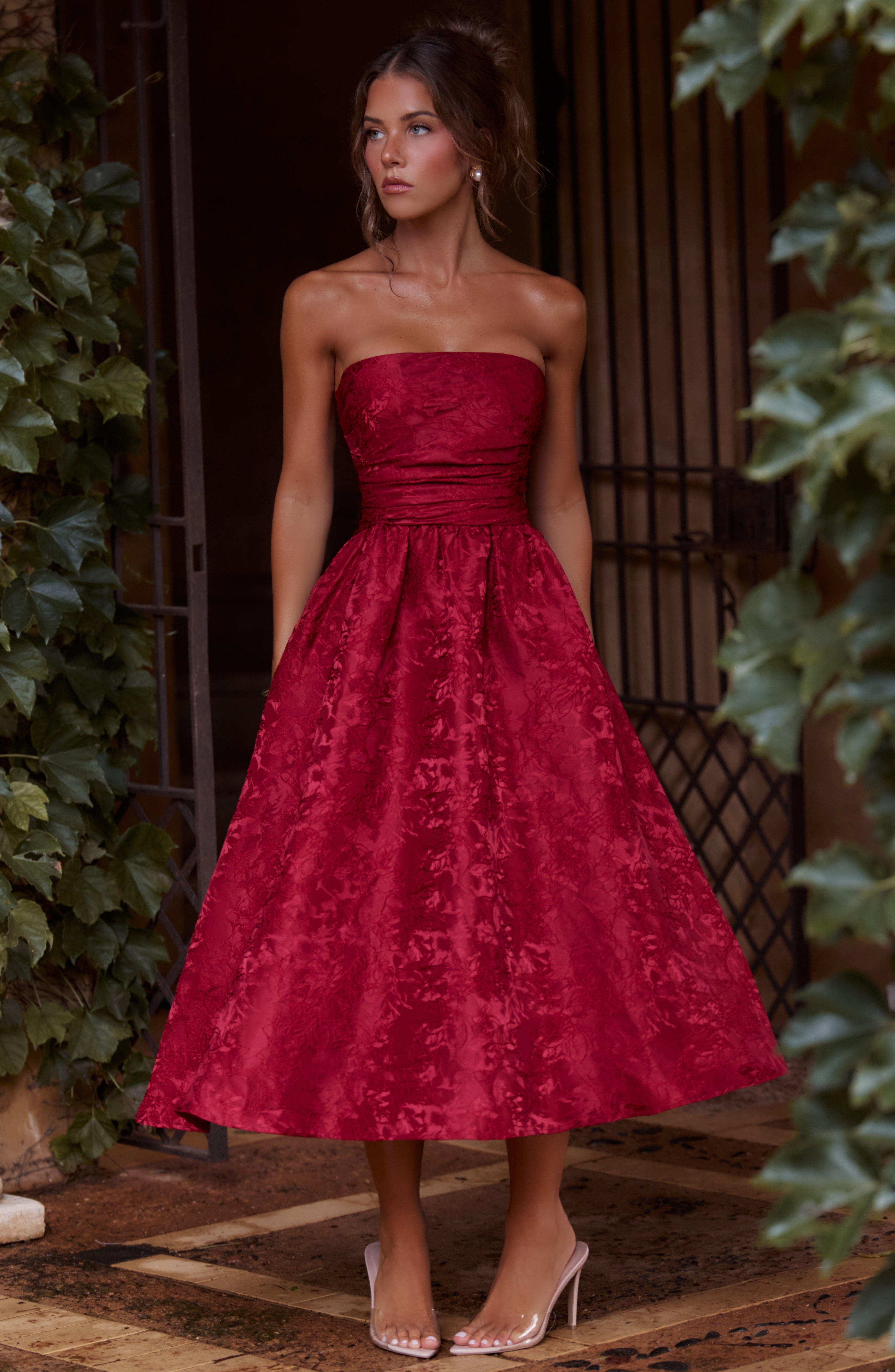 Robe Saoirse Rouge – Élégance Classique