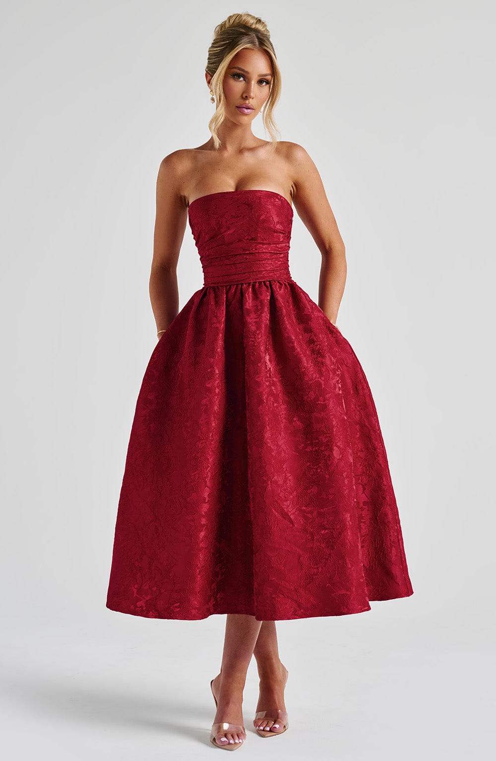 Robe Saoirse Rouge – Élégance Classique